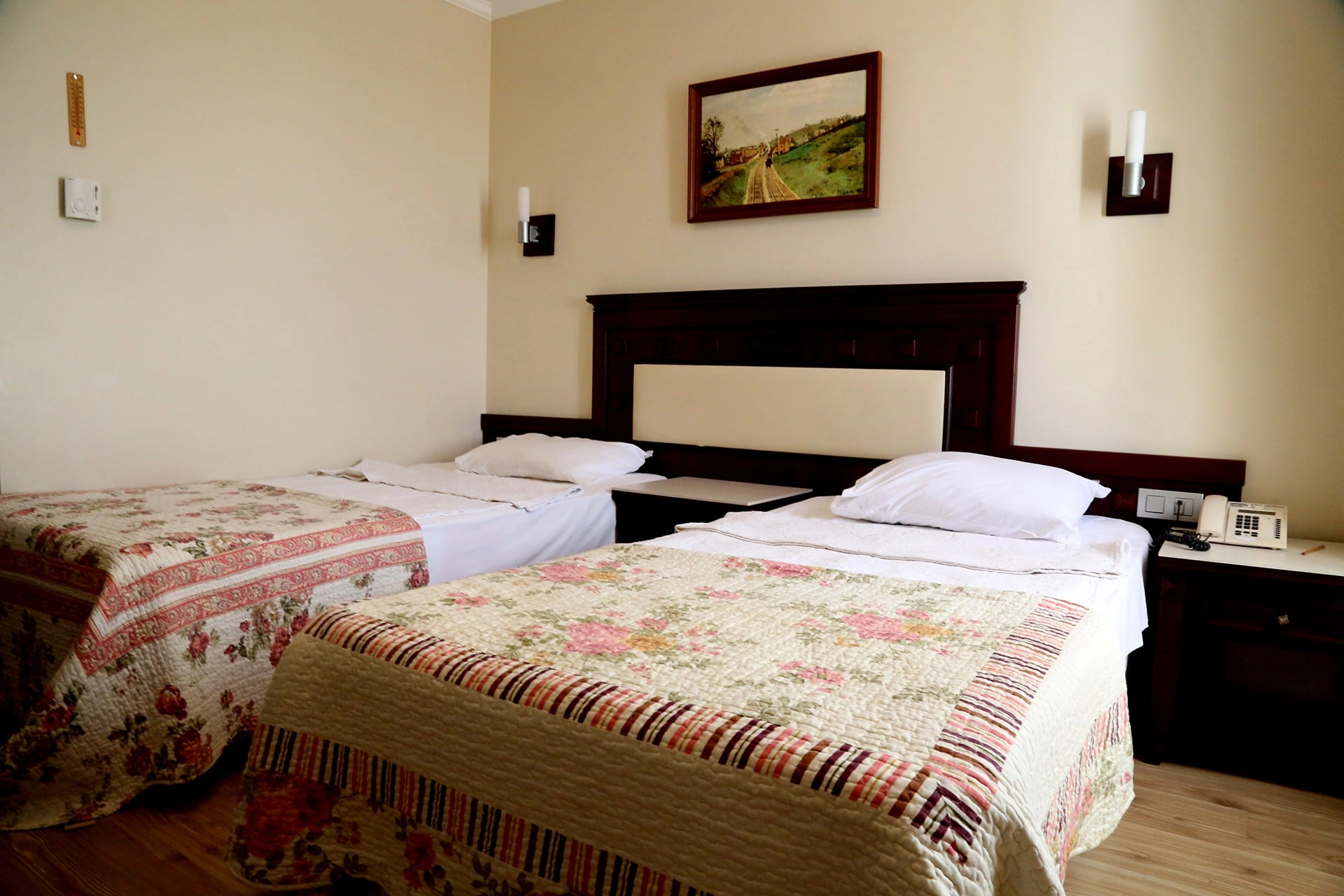 Deniz manzaralı oda oturma alanı