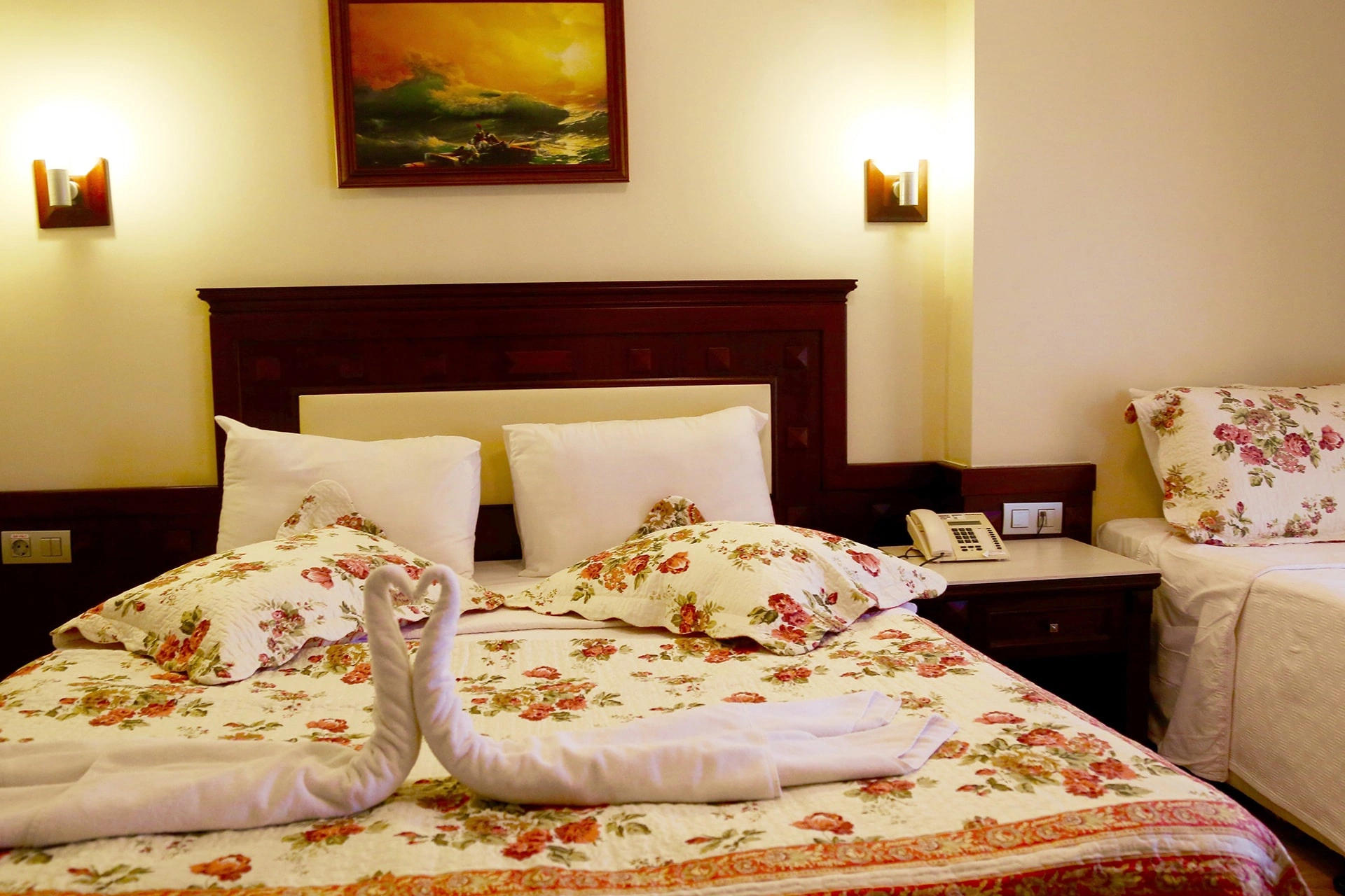 Deniz manzaralı oda çalışma alanı